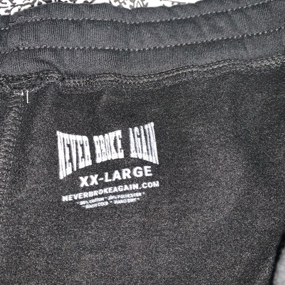 Never Broke Again Shorts with logo and back pocket - Picture 3 of 4